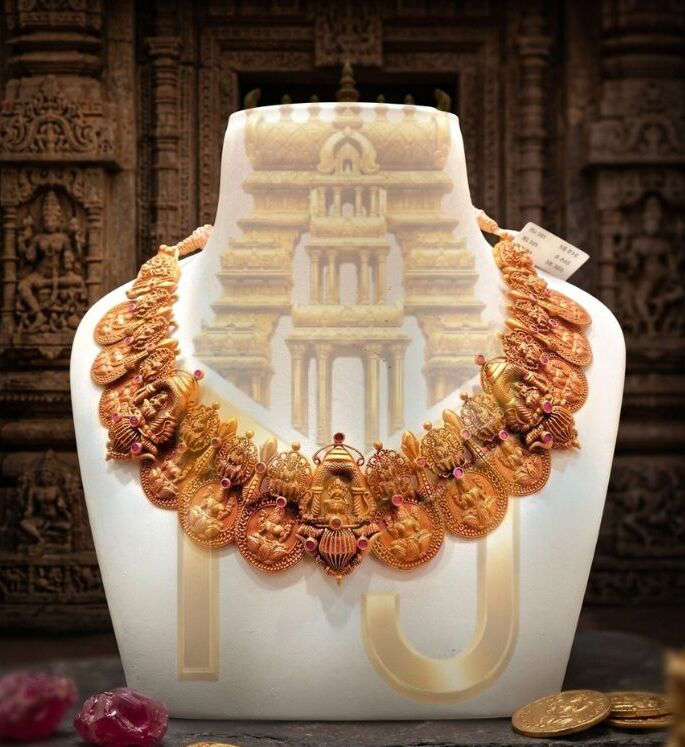 Gold necklace with diamonds