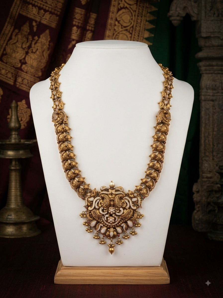 Gold necklace with diamonds